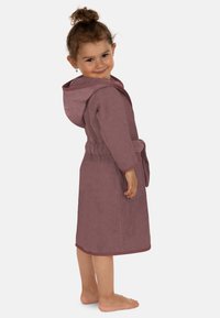 Kinderbademantel aus weichem Frottee, rosafarbene Ausführung mit passender Kapuze und Gürtel, ausgestattet mit langen Ärmeln und einem taillierten Schnitt.
