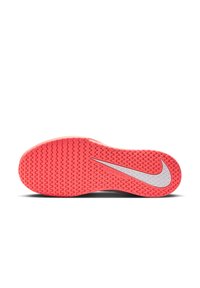 Sola de um sapato desportivo vermelho brilhante com aderência texturizada e logótipo branco Nike swoosh perto do calcanhar.