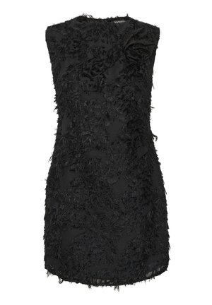 Czarna, bezrękawnikowa sukienka o fakturowanym materiale z frędzlami oraz tkaninowym detalem w postaci róży na górnej prawej części klatki piersiowej.