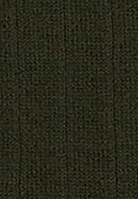 Tessuto lavorato a maglia di un verde oliva scuro con una texture a costine, caratterizzato da linee verticali e una sensazione morbida, leggermente elastica.