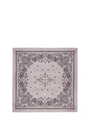 Jasnoróżowy kwadratowy apaszka z czarnymi wzorami kwiatowymi i paisley wzdłuż krawędzi oraz centralnym dekoracyjnym motywem.
