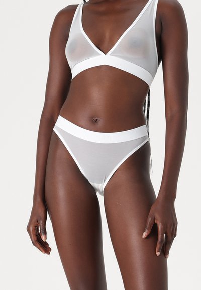 Set di lingerie bianco trasparente che presenta un bralette con scollatura a V e spalline larghe, abbinato a slip bikini con una morbida vita elastica.