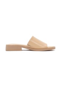 Sandale glissante en cuir beige avec un bout ouvert, un petit talon bloc et une texture lisse. Présente un design minimaliste et des accents cousus.