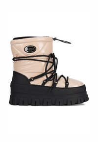 Beżowy pikowany wodoodporny but z czarną gumową podeszwą, masywną platformą, wiązaniem na sznurówki i logo na boku.