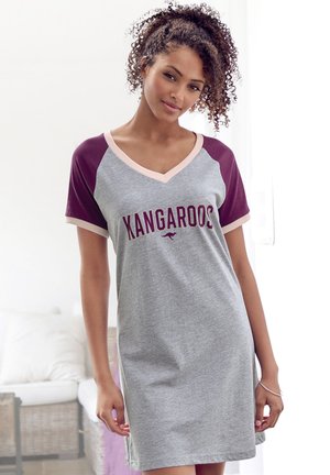Graues kurzes Kleid mit kurzen Ärmeln und V-Ausschnitt, maroonen Ärmeln und einem weißen Saum. Mit "KANGAROOS" in fetter, marooner Schrift über der Brust.