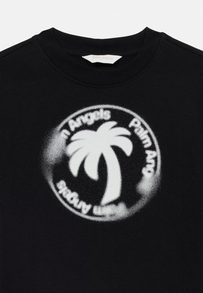 Μαύρο μπλουζάκι με στρογγυλή λαιμόκοψη, με λευκό λογότυπο φοίνικα που μοιάζει να έχει ψεκαστεί και μερικώς ορατό κείμενο σε κυκλικό σχέδιο.