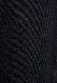 Zwarte denimstof met een gladde textuur, voorzien van een lichte glans en een klassieke twillbinding. Geen zichtbare patronen of versieringen.