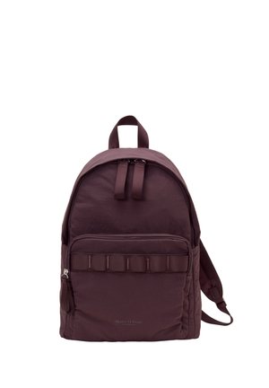 Dunkelvioletter Rucksack mit vorderer Reißverschlusstasche, doppelten oberen Reißverschlusslaschen und einem Tragegriff auf weißem Hintergrund.