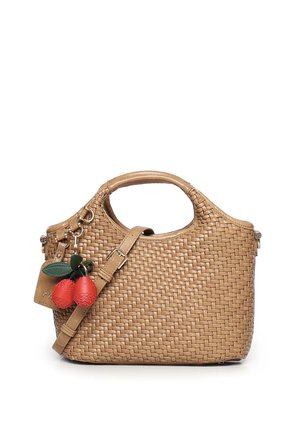 Sac à main en cuir tressé tan avec double poignée, sangle réglable et porte-clés en forme de cerise rouge attaché sur le côté.