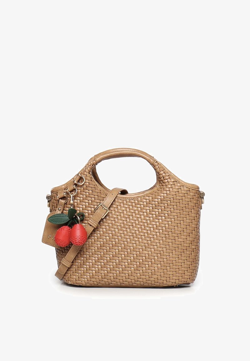 Bolso de cuero trenzado color cuero con asas dobles, correa ajustable y llavero en forma de cereza roja pegado al lateral.