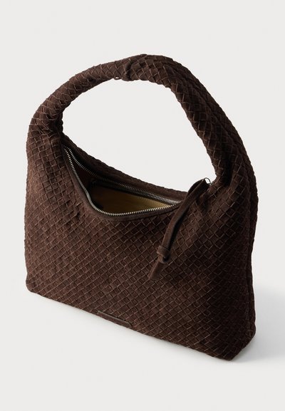 Καφέ υφαντή υφή τσάντας με καμπυλωτή λαβή, διαθέτει φερμουάρ και εσωτερική τσέπη. Μαλακό υλικό με χαρακτηριστικό διαμαντένιο μοτίβο.