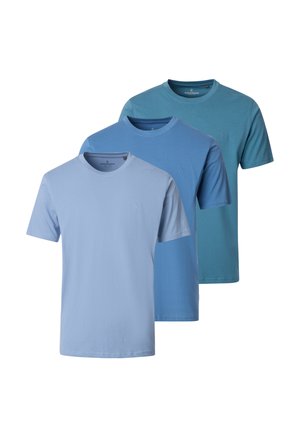 Drei schlichte T-Shirts mit kurzen Ärmeln und Rundhalsausschnitt in Hellblau, Mittelblau und Petrol, nebeneinander auf weißem Hintergrund angeordnet.