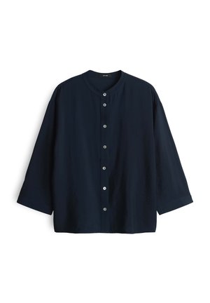 Chemise légère bleu marine avec un col rond, des manches trois-quarts et sept boutons à l'avant. Texture lisse et coupe décontractée.