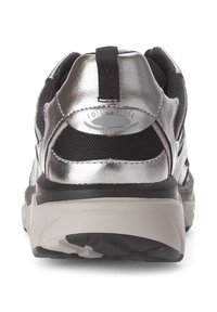 Metalen zilveren sportshoe met een zwarte mesh bovenkant, een gevoerde kraag en een gestructureerde rubberen zool. Bevat een logo aan de achterkant.