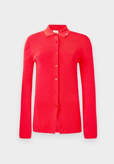 Roter gerippter Cardigan mit einem Kragen, langen Ärmeln und sechs vorderen Knöpfen. Glatte Textur ohne sichtbare Muster oder Akzente.