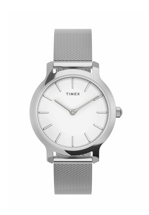 Srebrni Timex sat s bijelim brojčanikom, minimalističkim pokazivačima sati, dvije kazaljke pokazuju 10:10 i pletenim metalnim mrežastim remenom.