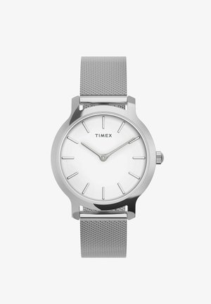 Ceas Timex argintiu cu cadran alb, marcatori minimalisti pentru ore, două ace care indică ora 10:10 și o curea din plasă metalică țesută.