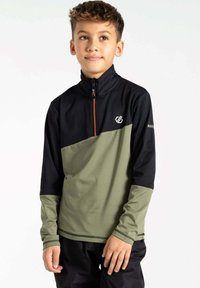 Grünes und schwarzes Sportoberteil mit langen Ärmeln und einem halben Reißverschlusskragen, ausgestattet mit einem orangen Reißverschluss und einem Logo auf der Brust, aus atmungsaktivem Material gefertigt.