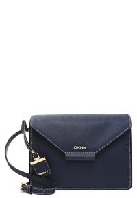 Borsa a mano in pelle blu navy con chiusura a patta, rifiniture dorate e cuciture a contrasto bianche. Include una tracolla staccabile e un pendente.