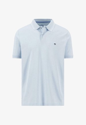 Svetlomodrá polo košeľa z bavlny, so zapínaním na dve gombíky, krátkymi rukávmi a malým čiernym logom stromu na ľavej hrudi.