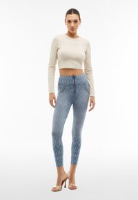 Freddy WR.UP® DENIM PUSH-UP - Skinny-Farkut - denblue aop ethnlaser blu s