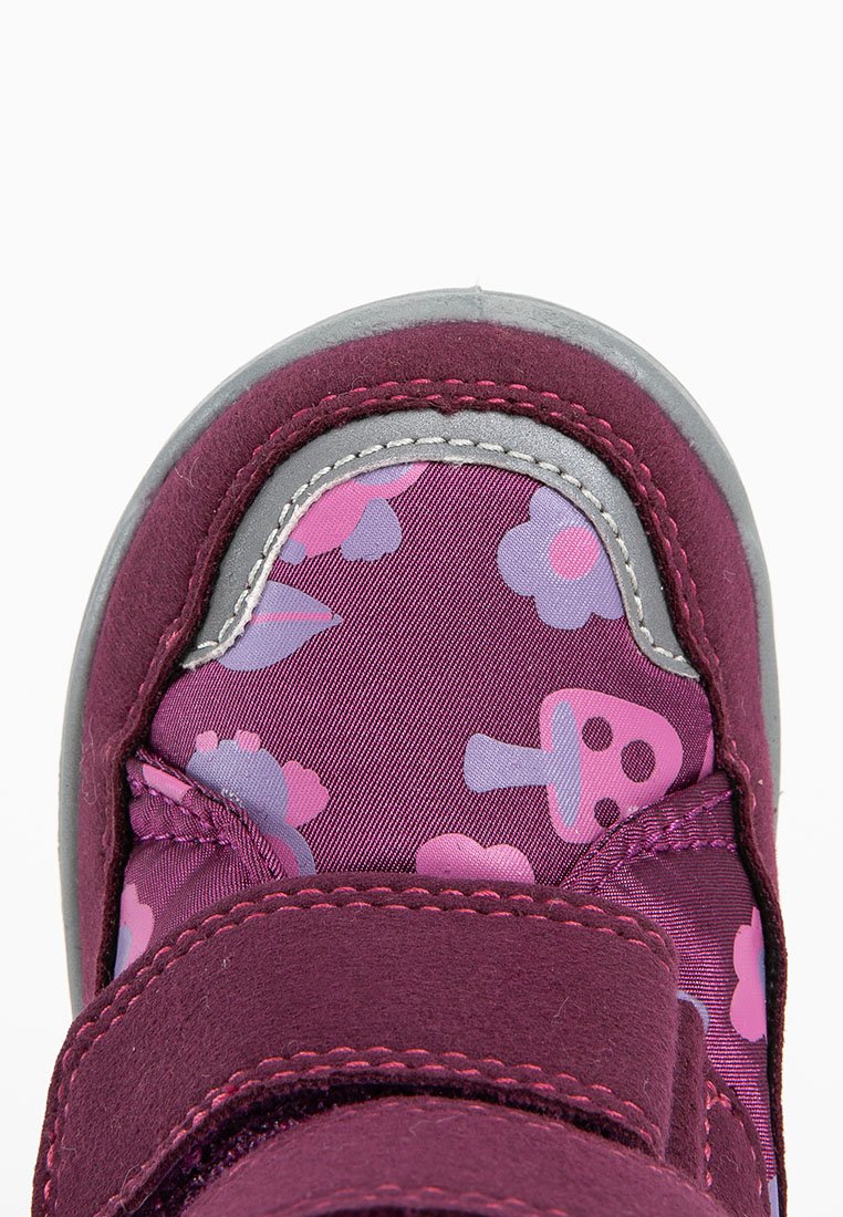 Buty na rzep z purpurowym i różowym wzorem w kwiaty, z amortyzowaną podeszwą i szarymi akcentami. Teksturowana tkanina okalająca palce.
