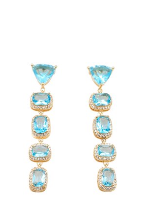 Paio di orecchini pendenti in oro con gemme blu triangolari e rettangolari, ogni gemma bordata da piccole pietre trasparenti, disposte verticalmente.