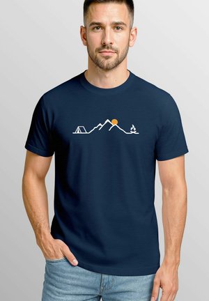 MIT CAMPING FREIZEIT GRAFIK LINEART BERGE SONNE - Print T-shirt - navy