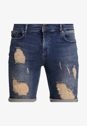 Shorts en denim bleu foncé avec des patchs déchirés et des ourlets effilochés. Dotés de cinq poches et d'une fermeture à bouton.