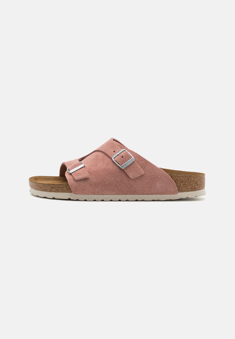 Sandal in suede rosa a slip-on con due cinturini regolabili con fibbie, sottopiede in sughero e suola in gomma bianca con texture a righe.