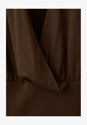 Tissu marron avec une finition douce et texturée, présentant un design plissé au niveau de l'encolure et une ceinture élastique pour une coupe structurée.