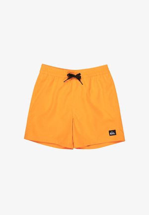 Leuchtend orangefarbene Badeshorts mit elastischem Bund und schwarzem Kordelzug, ausgestattet mit einem kleinen schwarz-weißen Logoaufnäher am Bein.
