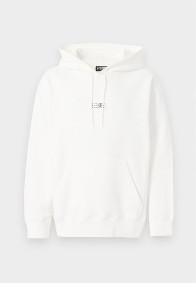 Hoodie branco feito de um tecido suave, com um bolso frontal, capuz ajustável por cordão e uma pequena etiqueta com detalhes numéricos no peito.