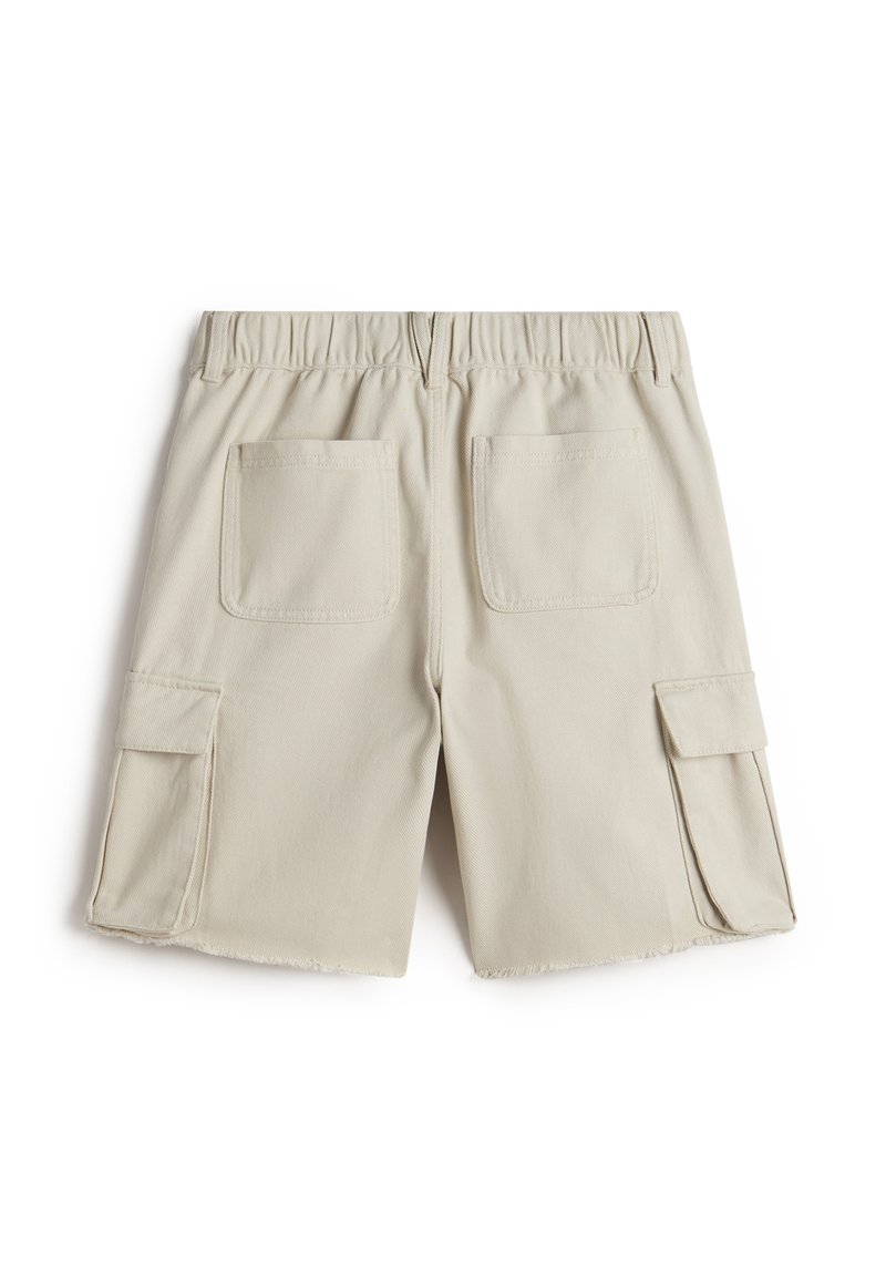 Shorts cargo beige con cintura elástica, dos bolsillos traseros y dos bolsillos laterales con solapa. La tela tiene un acabado texturizado con bordes sin terminar.