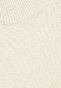 Krämfärgat stickat tyg med rätlinjig struktur, jämn och slät yta samt mjuk finish, som framhäver plaggets lätta design.