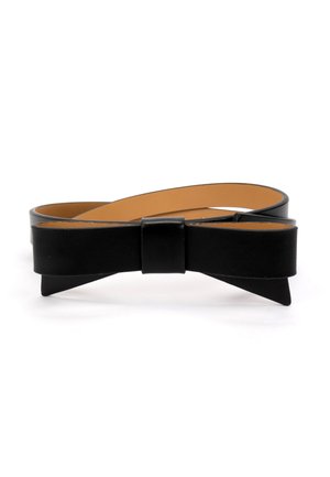 Ceinture en cuir noir avec un design en nœud. Texture lisse, extrémités pointues et un nœud central. Doublure intérieure en cuir marron clair.
