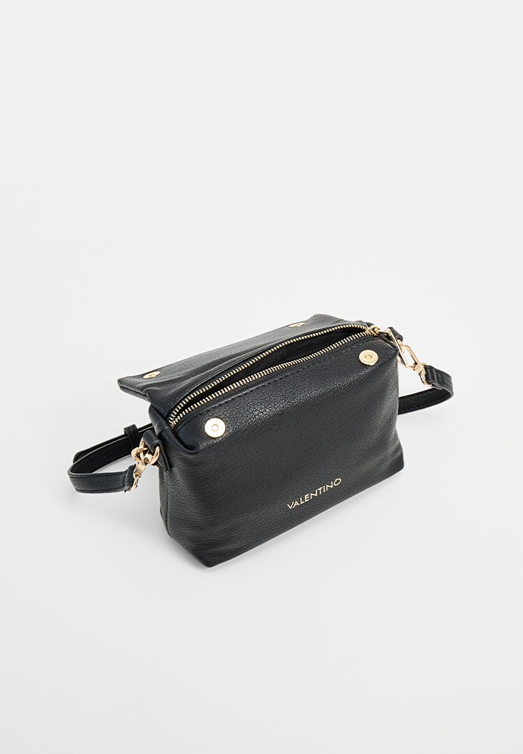 Sac bandoulière en cuir noir avec deux compartiments zippés, accents en matériel doré et logo de marque embossé. Forme rectangulaire avec une finition texturée.