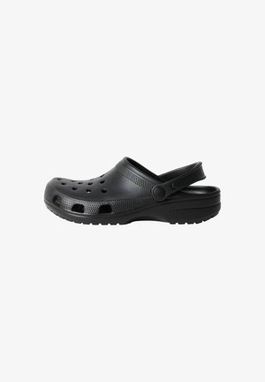 Sabot noir à enfiler avec des trous de ventilation et une bride de talon réglable, présenté en profil sur fond blanc.