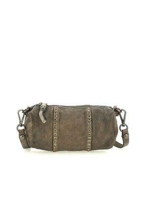 Piccola borsa a tracolla in pelle marrone scuro con due file verticali di borchie metalliche rotonde, chiusura a zip superiore e tracolle rimovibili con fibbie metalliche.