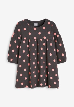 Vestito a maniche lunghe in tessuto grigio scuro con vita arricciata, caratterizzato da grandi pois rosa su tutta la superficie e scollatura rotonda.