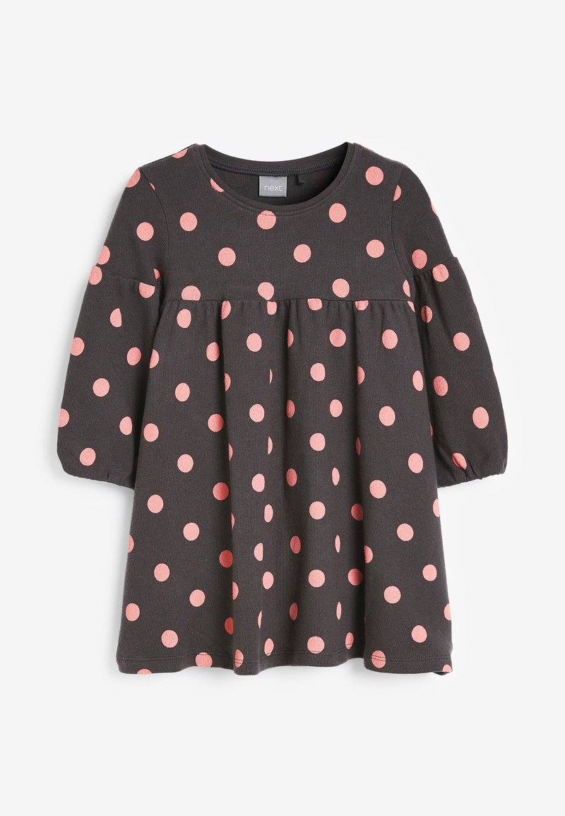 Robe à manches longues en tissu gris foncé avec une taille froncée, ornée de grands pois roses sur toute la surface et dotée d'un col rond.