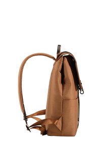 Zaino di tessuto marrone con spallacci regolabili, fondo piatto, tasca laterale e manico superiore per il trasporto. Texture liscia e hardware minimale.