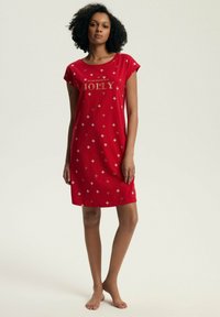 Czerwona nocna koszula z krótkimi rękawami, z złotym napisem "JOLLY" i motywami diamentów. Miękka tkanina, luźny krój, długość do kolan.