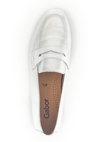 Zilveren leren mocassin schoenen met een gestikte band en een gestructureerde bovenkant. Voorzien van een bruine binnenzool met perforaties en 'Gabor' branding.