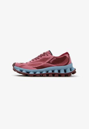 Sneaker sportiva rossa e rosa con tomaia in maglia testurizzata, suola ammortizzata blu e suola esterna rosso scuro, con logo Camper sul lato.