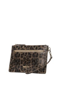 Tasche in Leopardenmuster aus Kunstleder mit einem Reißverschlussfach auf der Vorderseite, goldenen Hardware-Akzenten und einem abnehmbaren Handgelenkriemen.