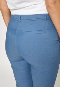 Minus CARMA FLARED - Vaqueros bootcut - dark denim