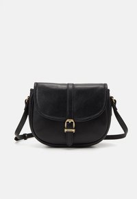 Czarna skórzana torba na ramię o zdefiniowanym kształcie, zaokrąglonej klapie, złotym detalu z klamrą i regulowanym pasku. Teksturowana powierzchnia.