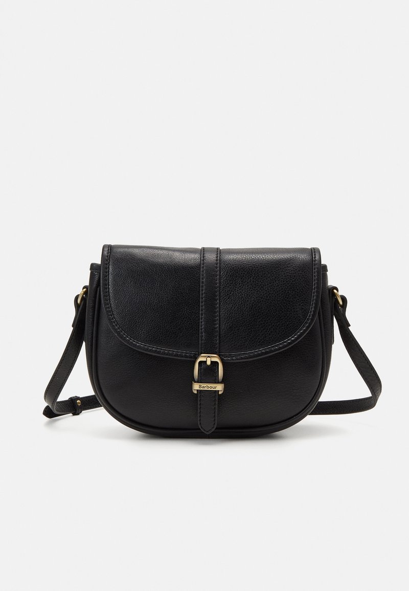 Czarna skórzana torba na ramię o zdefiniowanym kształcie, zaokrąglonej klapie, złotym detalu z klamrą i regulowanym pasku. Teksturowana powierzchnia.