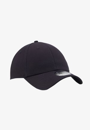 Casquette de baseball noire avec une couronne arrondie, une visière courbée et des coutures décoratives. Présente une étiquette réfléchissante sur la visière. Matériau en coton.